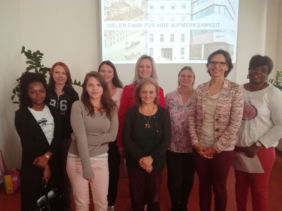 Eva Hipfinger (2. v. re.), Leiterin der Human Resources Abteilung von Manner Österreich mit einigen Teilnehmerinnen des Vortrags. Eine Gruppe von Frauen vor einer Leinwand lächelt freundlich in die Kamera. Eva Hipfinger (2. v. re.), Leiterin der Human Resources Abteilung von Manner Österreich mit einigen Teilnehmerinnen des Vortrags.