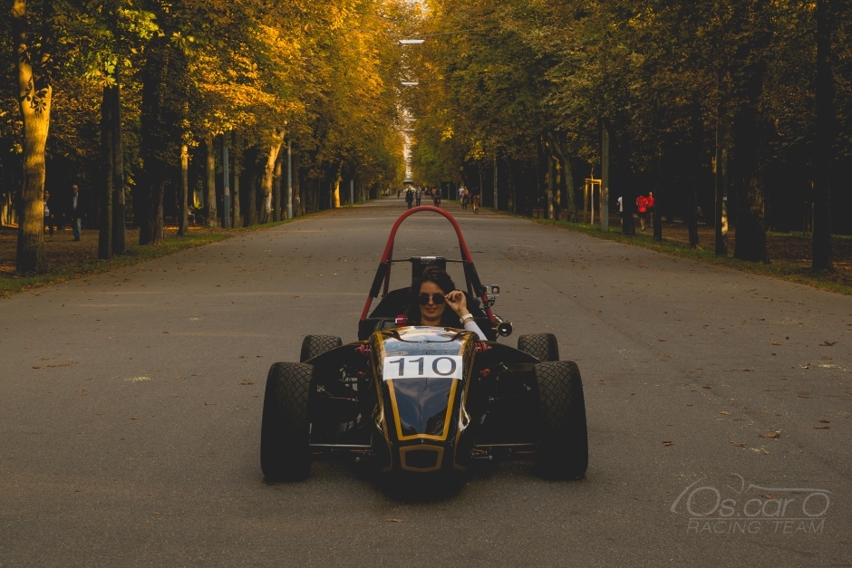 Natalie Gemovic: "Ich hatte das FiT-Programm schon öfter gelesen und dachte mir, das passt zu mir." Fotocredit: Os.Car Racing Team / Matthäus Hadamik Eine Frau mit Sonnenbrille sitzt in einer Formel mit der Nummer 110.