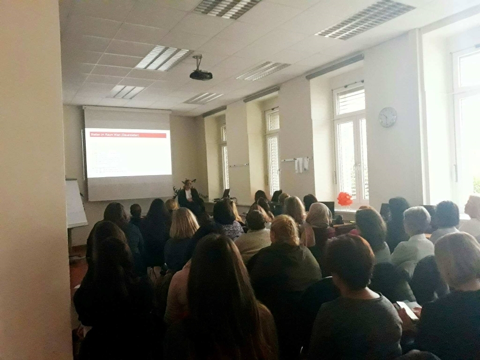 Teilnehmer*innen im Veranstaltungssaal von ABZ*AUSTRIA beim Jobday von Sodexo.