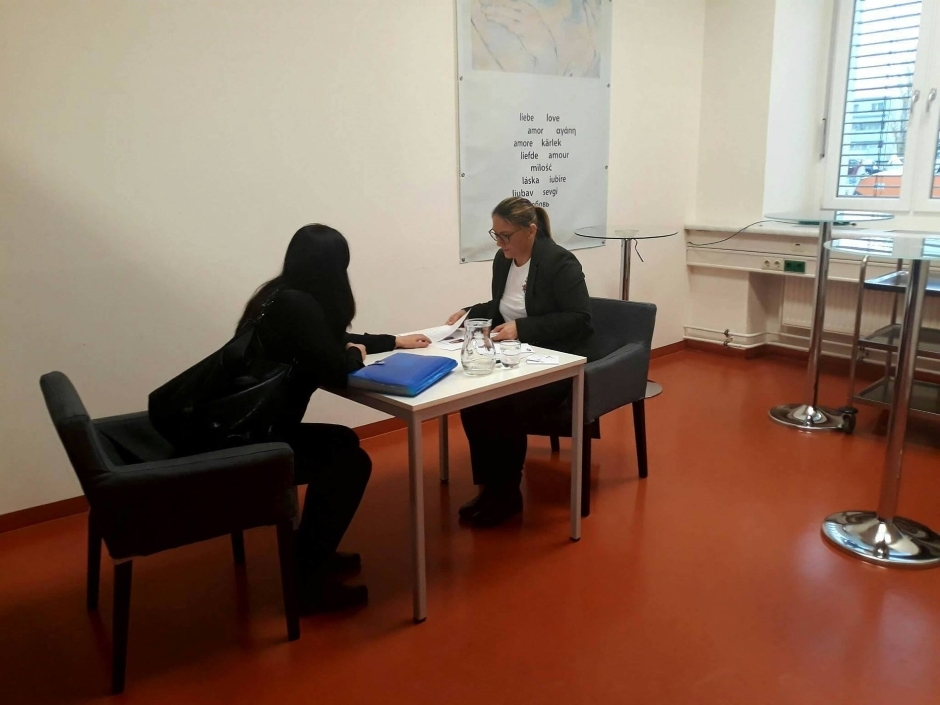 Iris Schweiger geht mit einer Teilnehmerin die Bewerbungsunterlagen durch