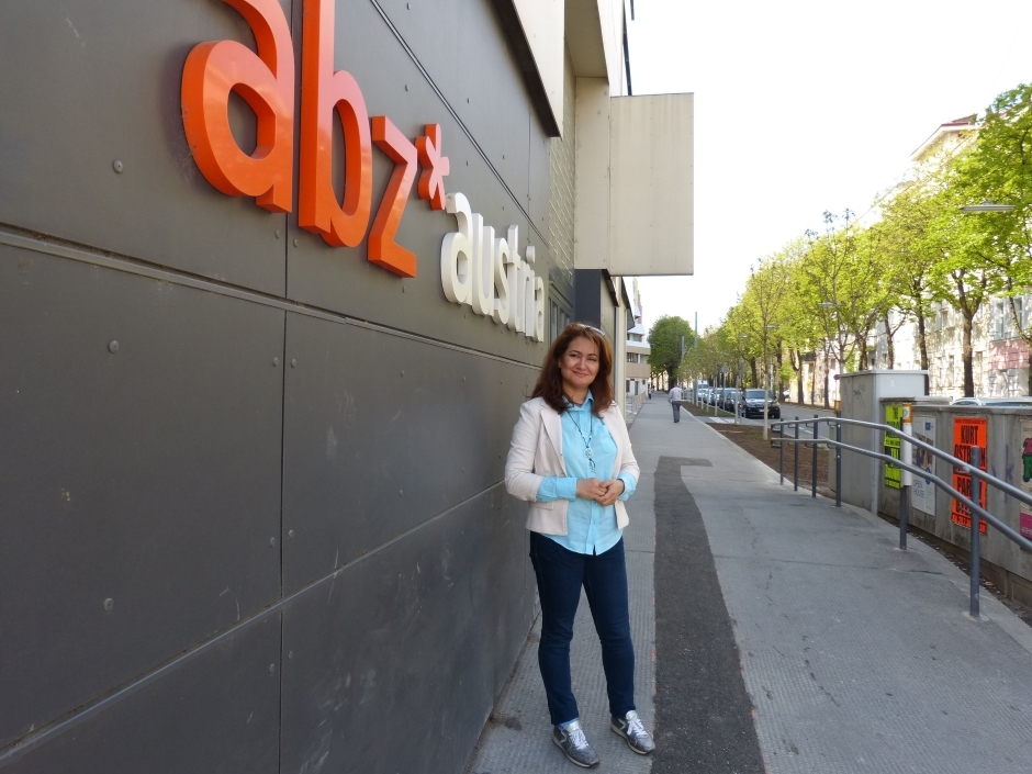 Atieh Zhaleh Aldaghi hat bei ABZ*AUSTRIA ihren Traumjob gefunden. Eine Frau mit dunkelbraunen Haaren steht vor dem ABZ*AUSTRIA Gebäude und lächelt in die Kamera.