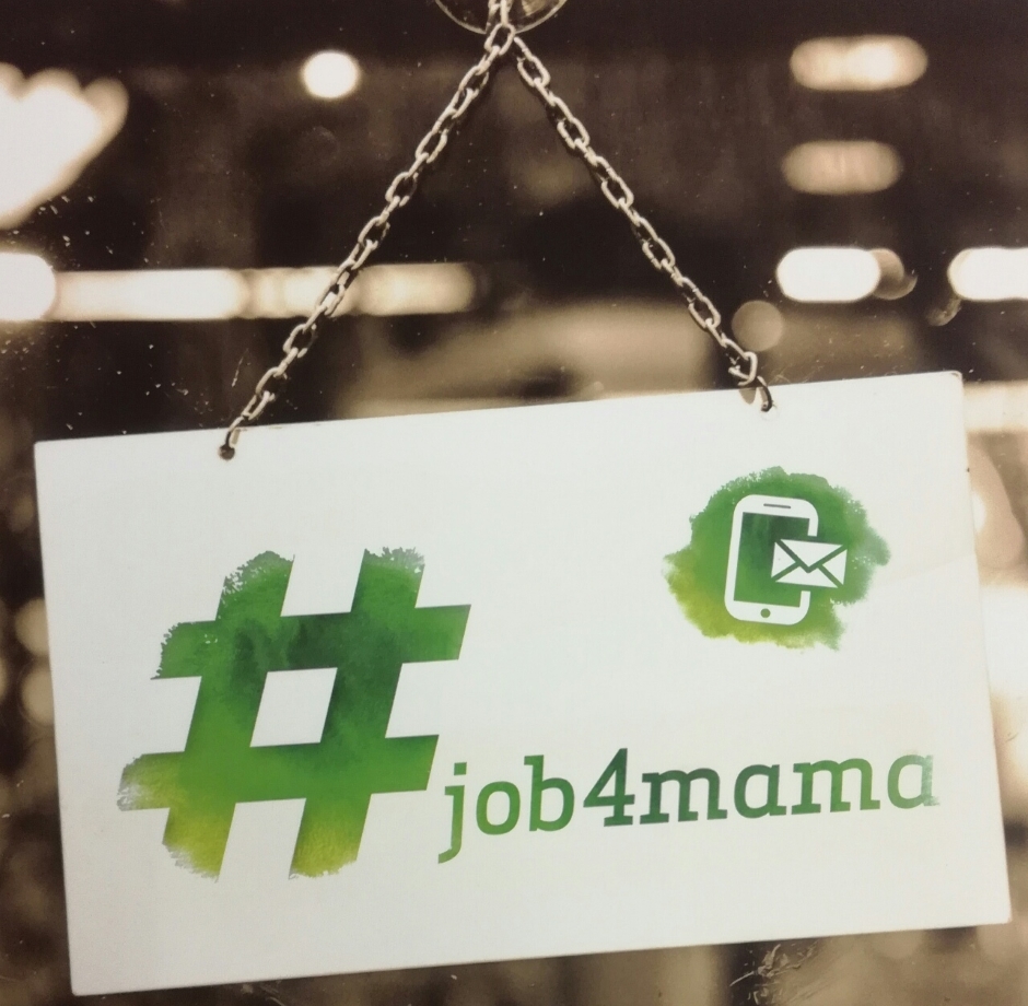 Beim Projekt "job4mama" werden die Frauen auch beim Bewerbungsprozess begleitet. Schild mit Aufschrift "job4mama"
