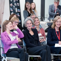 Damen im Publikum lächeln. ABZ*AUSTRIA 10 Jahre FIT