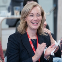 Eine Dame aus dem Publikum lacht und applaudiert. ABZ*AUSTRIA 10 Jahre FIT