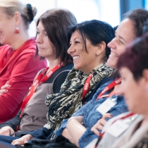 Lächelnde Damen im Publikum bei ABZ*AUSTRIA 10 Jahre FIT