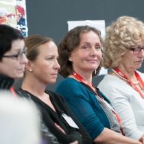 Lächelnde Dame im Publikum bei ABZ*AUSTRIA 10 Jahre FIT