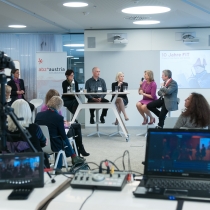 Podiumsdiskussion mit Manuela Vollmann am Wort. ABZ*AUSTRIA 10 Jahre FIT