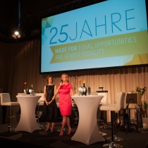 Manuela Vollmann spricht von der Bühne bei ABZ*AUSTRIA 25 Jahre ABZ*AUSTRIA