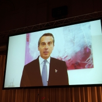 Foto der Leinwand mit Videobotschaft von Christian Kern, ABZ*AUSTRIA 25 Jahre ABZ*AUSTRIA