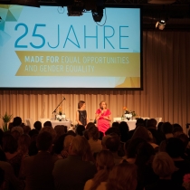 Daniela Schallert und Manuela Vollmann auf der Bühne bei ABZ*AUSTRIA 25 Jahre ABZ*AUSTRIA