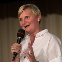 Sandra Frauenberger hält eine Rede bei ABZ*AUSTRIA 25 Jahre ABZ*AUSTRIA