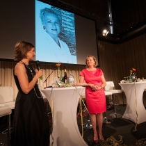 Daniela Schallert und Manuela Vollmann im Gespräch auf der Bühne. ABZ*AUSTRIA 25 Jahre ABZ*AUSTRIA