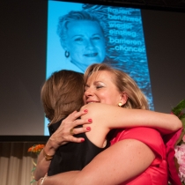 Daniela Schallert und Manuela Vollmann umarmen einander. ABZ*AUSTRIA 25 Jahre ABZ*AUSTRIA