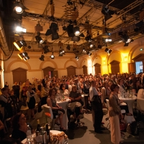 Foto des prall gefüllten Festsaales mit Gäst*innen. ABZ*AUSTRIA 25 Jahre ABZ*AUSTRIA