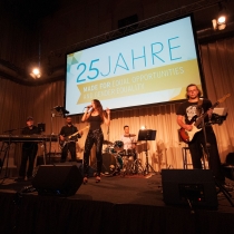 Die Band spielt auf der Bühne bei ABZ*AUSTRIA 25 Jahre ABZ*AUSTRIA