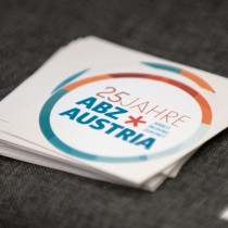 Sticker liegen auf den Stehtischen mit der Aufschrift ABZ*AUSTRIA 25 Jahre ABZ*AUSTRIA