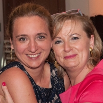 Petra Endl und Manuela Vollmann umarmen einander. ABZ*AUSTRIA 25 Jahre ABZ*AUSTRIA