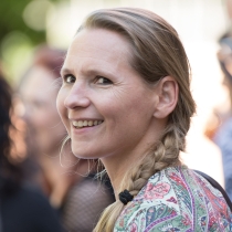 Dame lächelt in die Kamera. ABZ*AUSTRIA 25 Jahre ABZ*AUSTRIA