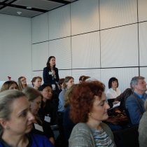 Wortmeldung einer Dame aus dem Publikum beim ABZ*AUSTRIA B2B:DIALOG Führen in Teilzeit