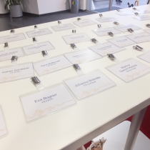 Tisch mit Namenskärtchen der Teilnehmer*innen, ABZ*AUSTRIA B2B:DIALOG Lernort Betrieb