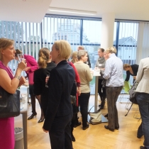 Teilnehmerinnen bei Vernetzungsgesprächen an Stehtischen, ABZ*AUSTRIA B2B:DIALOG Lernort Betrieb