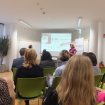 Publikum verfolgt einen Vortrag beim ABZ*AUSTRIA B2B:DIALOG Lernort Betrieb