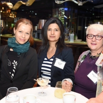 Drei Teilnehmerinnen im Gespräch beim ABZ*AUSTRIA Business Frühstück Chancengleichheit