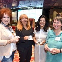 Vier Damen mit Kaffee in der Hand lächeln in die Kamera beim ABZ*AUSTRIA Business Frühstück Chancengleichheit