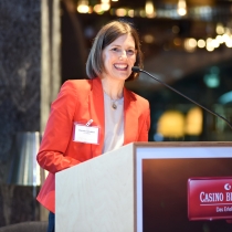 Daniela Schallert richtet Worte an die Teilnehmer*innen. ABZ*AUSTRIA Business Frühstück Chancengleichheit