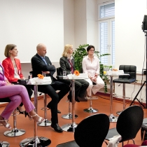 Manuela Vollmann moderiert die Podiumsdiskussion, ABZ*AUSTRIA Business Frühstück Generationenmanagement