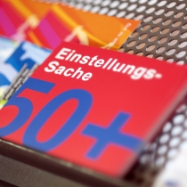 Nahaufnahme des Folders "Einstellungssache 50+", ABZ*AUSTRIA Business Frühstück Generationenmanagement