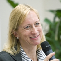 Dame hält einen Redebeitrag am Podium. ABZ*AUSTRIA Business Frühstück Generationenmanagement