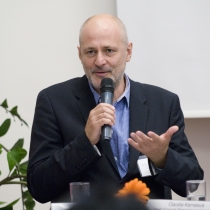 Herr hält einen Redebeitrag am Podium, ABZ*AUSTRIA Business Frühstück Generationenmanagement