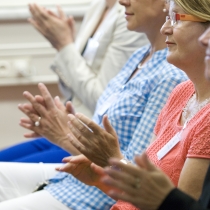 Damen im Publikum applaudieren. ABZ*AUSTRIA Business Frühstück Generationenmanagement