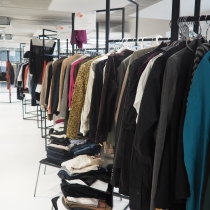 Voll behangene Kleiderstangen am ABZ*AUSTRIA ABZ*Business Second Hand Markt