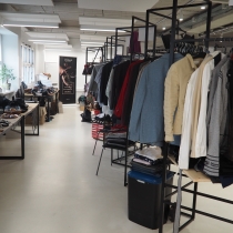 Gut gefüllte Regale und Kleiderstangen am ABZ*AUSTRIA ABZ*Business Second Hand Markt