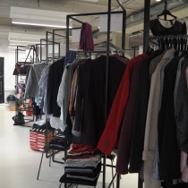 Gut gefüllte Regale und Kleiderstangen am ABZ*AUSTRIA ABZ*Business Second Hand Markt