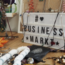 Ketten und Armbänder vor dem Schild "Business Markt" ABZ*AUSTRIA ABZ*Business Second Hand Markt