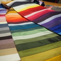 Bunte Stoffbahnen am ABZ*AUSTRIA ABZ*Business Second Hand Markt