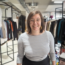 Lächelnde Teilnehmerin des ABZ*AUSTRIA ABZ*Business Second Hand Markt