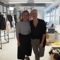 Zwei Teilnehmerinnen lächen in die Kamera. ABZ*AUSTRIA ABZ*Business Second Hand Markt