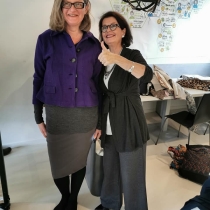 Zwei fröhliche Teilnehmerinnen beim ABZ*AUSTRIA ABZ*Business Second Hand Markt