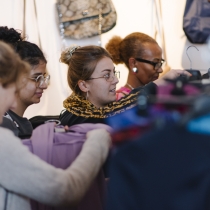 Frauen beim ABZ*AUSTRIA Businesskleidermarkt