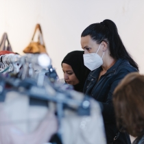 Frauen beim ABZ*AUSTRIA Businesskleidermarkt
