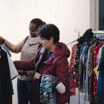 Frauen beim ABZ*AUSTRIA Businesskleidermarkt