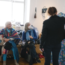 Frauen beim ABZ*AUSTRIA Businesskleidermarkt