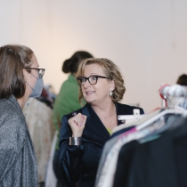 Manuela Vollmann berät eine Kundin beim ABZ*AUSTRIA Businesskleidermarkt
