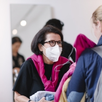 Stilberaterin Claudia Schober berät Kundinnen beim ABZ*AUSTRIA Businesskleidermarkt