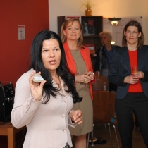 ABZ*AUSTRIA Eröffnung Frauenberufszentrum*Vorarlberg Dame spricht zu Besucher*innen und hält einen beschrifteten Stein. ABZ*AUSTRIA Eröffnung Frauenberufszentrum*Vorarlberg