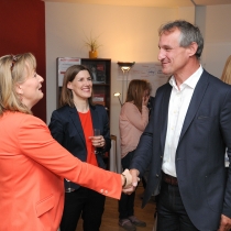 ABZ*AUSTRIA Eröffnung Frauenberufszentrum*Vorarlberg Manuela Vollmann und ein Herr begrüßen einander. ABZ*AUSTRIA Eröffnung Frauenberufszentrum*Vorarlberg